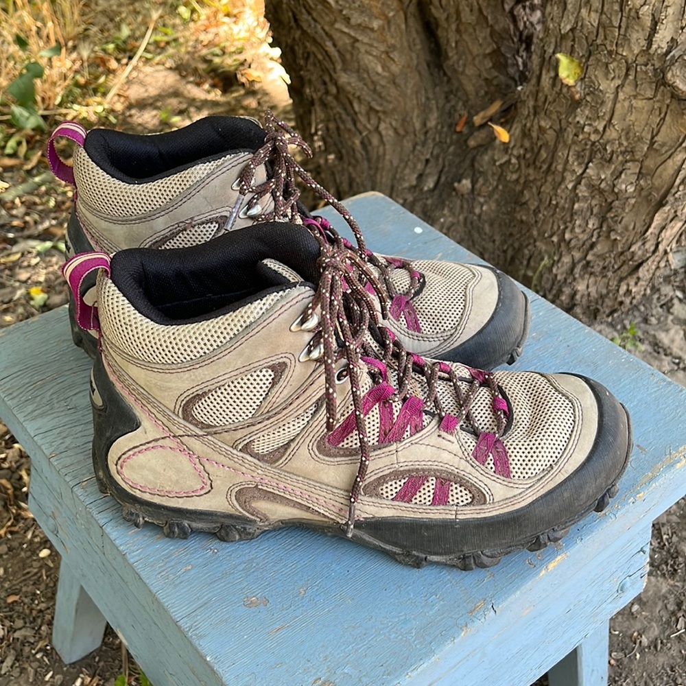 Women’s Patagonia Drifter A/C Mid Dark Burlap/Magenta Hiking Boots, Size 9.5.